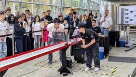 Every second counts: At the STEM racing event, young people sent their self-constructed cars into the race (Photo: THI/STEM-Racing).