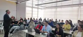 Science in exchange: Professor Werner Huber discusses with Colombian students (Photo: THI). Vortragsausschnitt mit Blick auf die Teilnehmenden und Redner