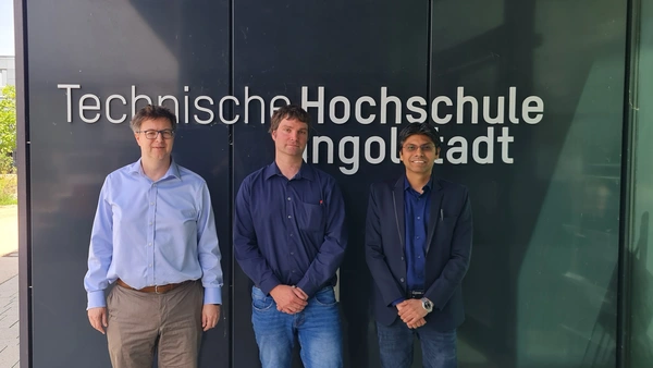 Die Weichen sind gestellt: Professor Hans-Georg Schweiger, Dr. Thomas Hafner und Dr. Yash Kotak (v.l.n.r.) planen eine Kooperation zwischen der THI und Saubermacher (Foto: THI).