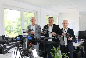 Manchings Bürgermeister Herbert Nerb (Mitte) tauschte sich im TTZ Unbemannte Flugsysteme mit dem THI-Präsidenten Professor Walter Schober (l.) und dem TTZ-Leiter Professor Gerhard Elsbacher über aktuelle Forschungsfragen und Perspektiven aus (Foto: THI