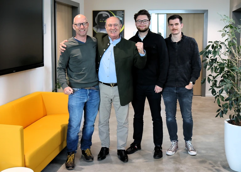 Professor Christian Seidel (l., THI), Dr. Boris Linschitz (2. v. l., SDT Industrial Technology) und das Projektteam arbeiten gemeinsam an innovativen Technologien zur Erkennung und Überwachung unbemannter Luftfahrzeuge (Foto: THI).